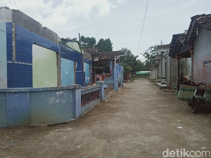 Puing-puing rumah di Dusun Pasekan yang akan dilalui jalan tol