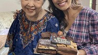 Rayakan ulang tahun sang ibu tersayang, Melanie berikan kejutan cake cokelat yang disukai keluarganya. Foto: Instagram @melanieputria