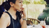 Berlibur ke Bali, Melanie habiskan waktu makan siang sambil menikmati pemandangan alam yang indah. Foto: Instagram @melanieputria