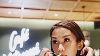 Jika sedang tidak sibuk, Melanie menjalani waktu senggangnya di Cafe Kitsune lengkap dengan menyantap cake dan es krim. Foto: Instagram @melanieputria