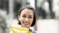  Rajin makan buah pisang jadi caranya untuk tetap sehat dan awet muda. Foto: Instagram @melanieputria