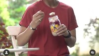 Terakhir ini menu sehat Melanie saat makan oatmeal yang diracik dengan irisan buah segar setelah dirinya berolahraga. Foto: Instagram @melanieputria