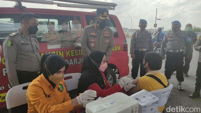 Razia prokes dan vaksinasi di Sidoarjo