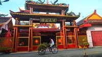 Warga melintas di depan Klenteng Hian Thian Siang Tee, Welahan, Jepara, Jawa Tengah, Rabu (26/1/2022).