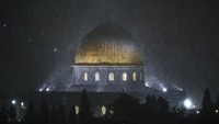 Hujan salju mengguyur Dome of the Rock yang berada di kompleks Masjid Al Aqsa. Dome of the Rock mempunyai batu yang diyakini menjadi tempat pijakan Nabi Muhammad dalam perjalanan Isra Mikraj. Selain itu, bagi umat Yahudi, batu itu disebut sebagai tempat Nabi Ibrahim menyembelih anaknya, Ishak. Diyakini pula tempat tersebut sebagai tempat lahir Nabi Daud. 