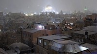 Hujan salju mengguyur komplek Masjid Al Aqsa. Salju yang turun itu juga membuat atap rumah di sekitar kompleks Masjid Al Aqsa memutih termasuk Dome Of The Rock. 