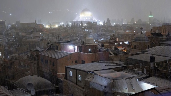 Salju Guyur Komplek Masjid Al Aqsa Hujan salju mengguyur kawasan Kota Tua Yerusalem, Rabu (26/1/2022) waktu setempat. Kompleks Masjid Al Aqsa pun memutih akibat salju.