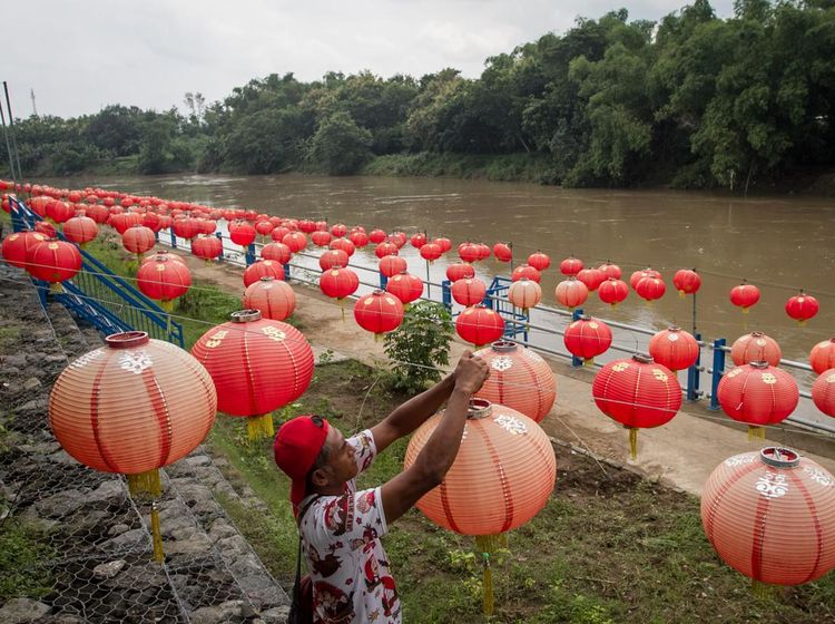 Sambut Imlek, Lampion Hiasi Tepi Sungai Bengawan Solo