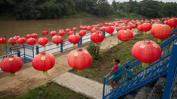 Sambut Imlek, Lampion Hiasi Tepi Sungai Bengawan Solo Warga memancing ikan di pinggir Sungai Bengawan Solo yang dihiasi lampion menyambut Tahun Baru Imlek 2022 di Taman Sunan Jogo Kali, Pucang Sawit, Solo, Jawa Tengah, Kamis (27/1/2022). Hiasan lampion di tepi Sungai Bengawan Solo tersebut selain untuk menyambut Tahun Baru Imlek 2022 juga sebagai upaya mengenalkan wisata bantaran sungai dan mengajak masyarakat menjaga kelestarian sungai. ANTARA FOTO/Mohammad Ayudha/wsj.