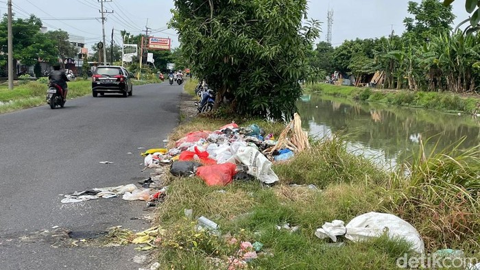 sampah di sungai sidokepung