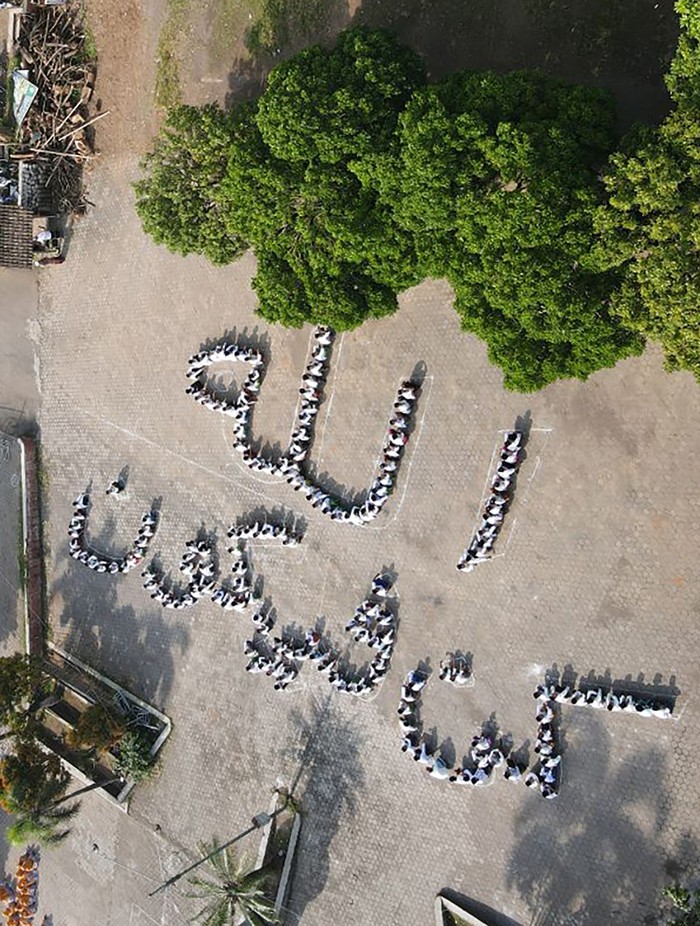 Santri Pondok Pesantren Darul Hikmah Al-Ghazaalie berbaris membentuk lafaz Allah di halaman Pondok Pesantren Darul Hikmah Al-Ghazaalie, Jember, Jawa Timur, Kamis (27/1/2022). Sekitar ribuan santri mengikuti kegiatan tersebut dan diharapkan kegiatan itu dapat membangun semangat kreatifitas dan kekompakan para santri. Foto/Andik Setiawan