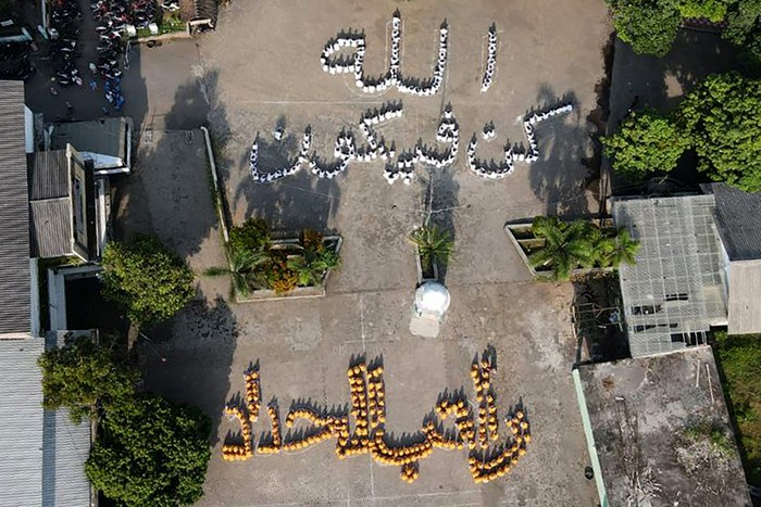 Santri Darul Hikmah Al-Ghazaalie Santri Pondok Pesantren Darul Hikmah Al-Ghazaalie berbaris membentuk lafaz Allah di halaman Pondok Pesantren Darul Hikmah Al-Ghazaalie, Jember, Jawa Timur, Kamis (27/1/2022). Sekitar ribuan santri mengikuti kegiatan tersebut dan diharapkan kegiatan itu dapat membangun semangat kreatifitas dan kekompakan para santri. Foto/Andik Setiawan