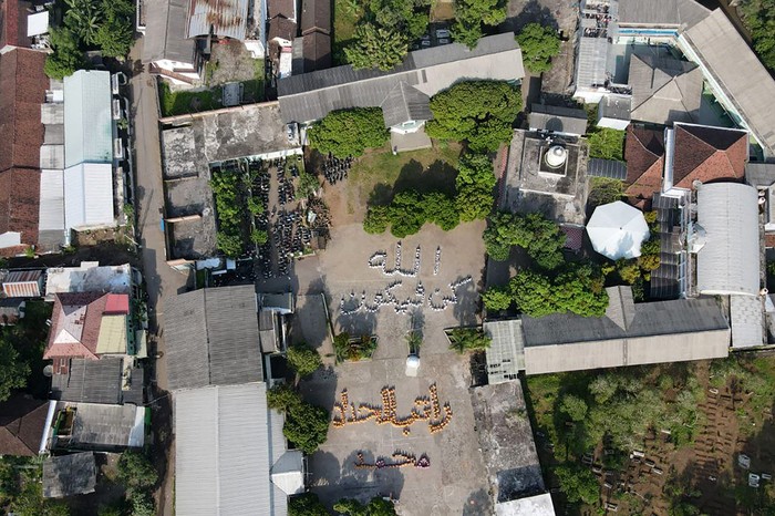 Santri Pondok Pesantren Darul Hikmah Al-Ghazaalie berbaris membentuk lafaz Allah di halaman Pondok Pesantren Darul Hikmah Al-Ghazaalie, Jember, Jawa Timur, Kamis (27/1/2022). Sekitar ribuan santri mengikuti kegiatan tersebut dan diharapkan kegiatan itu dapat membangun semangat kreatifitas dan kekompakan para santri. Foto/Andik Setiawan