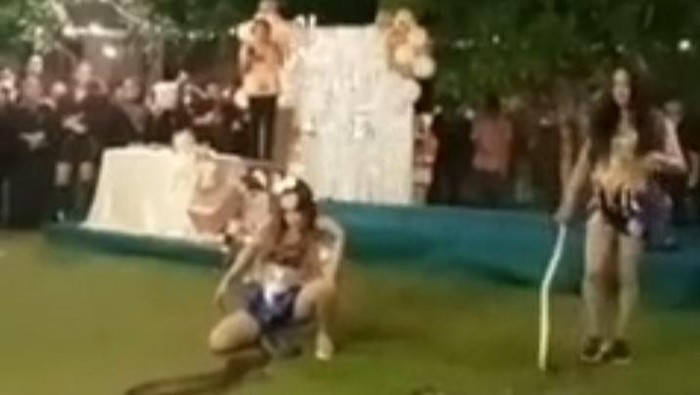 Screenshot video viral waria lakukan tari ular di Madina (dok. Istimewa)