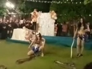 Heboh Warga Madina Gegara Aksi Tari Ular Para Waria