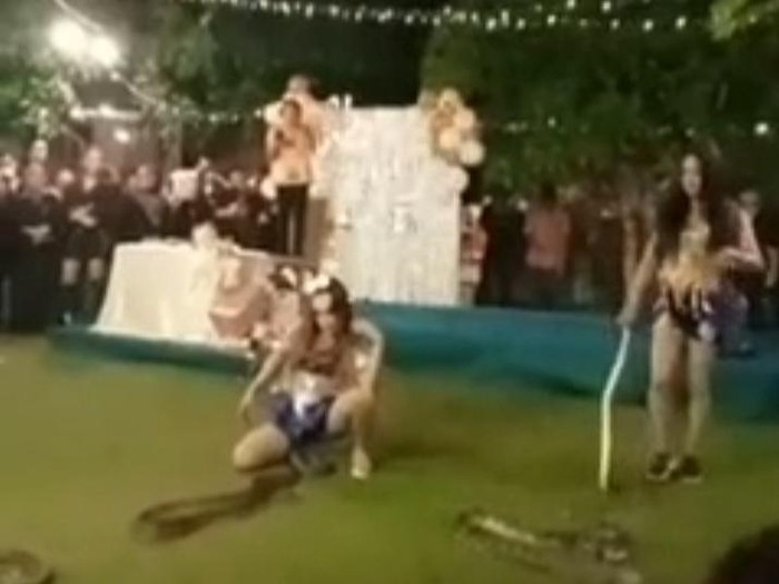 Screenshot video viral waria lakukan tari ular di Madina (dok. Istimewa)