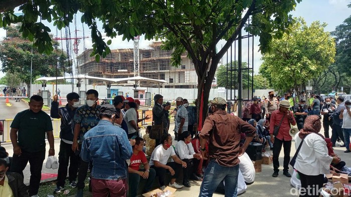Sejumlah orang dari pihak ahli waris tanah menuntut ganti rugi atas tanahnya yang dipakai untuk Bintaro Xchange Mall. (Khairul Maarif/detikcom)