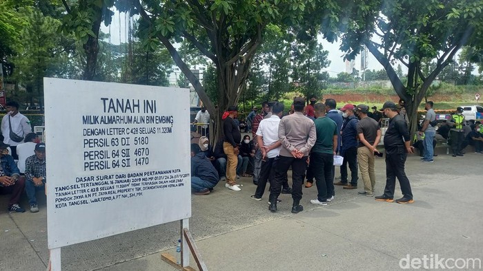 Sejumlah orang dari pihak ahli waris tanah menuntut ganti rugi atas tanahnya yang dipakai untuk Bintaro Xchange Mall. (Khairul Maarif/detikcom)
