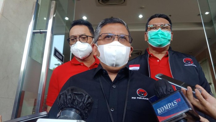 Sekjen PDIP Hasto Kristiyanto (tengah)/(Nahda-detikcom)