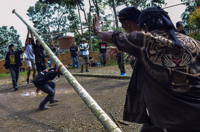 SENI AKROBATIK LAIS DARI TANAH SUNDA Foto Potrait seniman akrobatik Lais Aki Ahudin (kiri) dan Suhada (kanan) di Kota Tasikmalaya, Jawa Barat