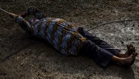 Kesenian akrobatik Lais merupakan kegiatan yang dilakukan perorangan di atas seutas tali yang diikat dengan kedua belah bambu tanpa mengenakan pengaman tubuh.   