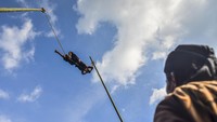 Kesenian akrobatik Lais berasal dari sebuah tempat di Kawasan Sukawening, Kabupaten Garut. Kesenian tersebut diambil dari seorang warga setempat bernama “Laisan” sejak zaman kolonial Belanda.  