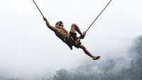 Kemampuan akrobatik dalam memutarkan badan di atas tambang, melilitkan tambang pada bagian tengah badan dan memutarkan badan pada tali tambang menjadi ciri khas akrobatik itu sendiri.  
