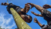 Aki Ahudin dan Suhada merupakan dua generasi yang berbeda tiga dekade dalam menjaga nilai-nilai seni pertunjukan seperti kesenian akrobatik Lais. Mereka tergabung dalam Padepokan Jatidiri Nurcahya Putra Galunggung.  