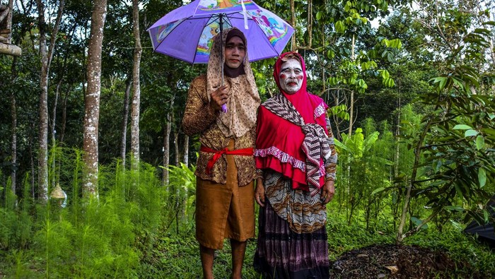 Foto Potrait seniman akrobatik Lais Aki Ahudin (kiri) dan Suhada (kanan) di Kota Tasikmalaya, Jawa Barat