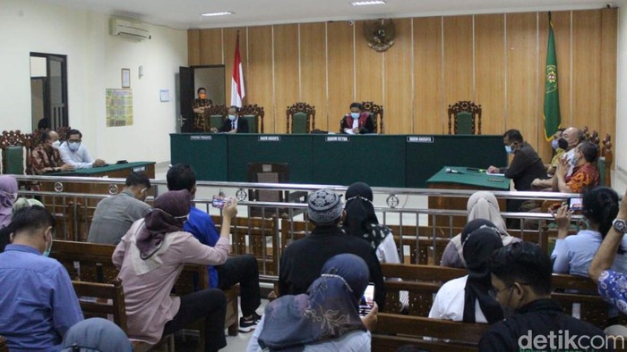 Permohonan praperadilan yang diajukan MSAT, anak kiai di Jombang, ditolak oleh hakim Pengadilan Negeri (PN) Jombang. Dengan begitu, MSAT tetap menyandang status tersangka kasus dugaan pencabulan santriwati.