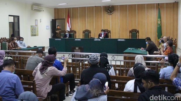 Permohonan praperadilan yang diajukan MSAT, anak kiai di Jombang, ditolak oleh hakim Pengadilan Negeri (PN) Jombang. Dengan begitu, MSAT tetap menyandang status tersangka kasus dugaan pencabulan santriwati.