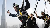 Selain meluncur di atas kaca, ada juga Sky Views Edge yang juga memacu adrenalin di ketinggian. Wisatawan akan berjalan bahkan bergelantung di atas balkon sempit tanpa pembatas, tentunya harus safety dengan sabuk pengaman dong.