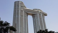 Untuk sampai ke atas, wisatawan harus menaiki lift kaca dengan panorama kota Dubai. Saat keluar, wisatawan sudah berada di atas ketinggian 219.5 meter.
