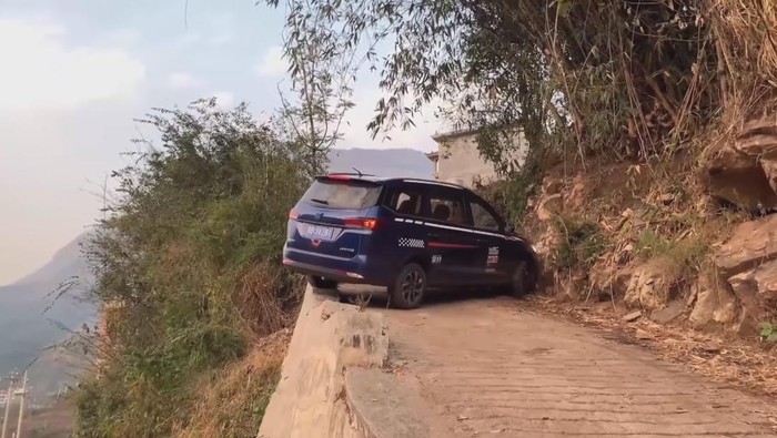 Sopir ahli putar balik mobil di jalan sempit