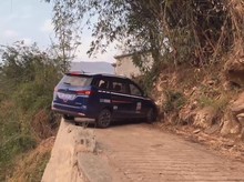 Pro Banget! Sopir MPV Ini Putar Balik Mobil di Jalan Sempit-Pinggir Jurang
