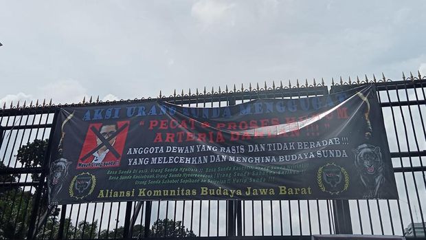 Spanduk Massa Minta Arteria Dahlan Dipecat
