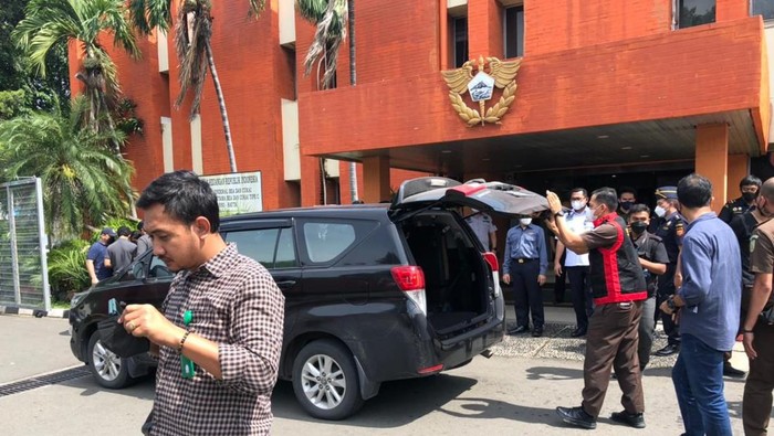 Suasana penggeledahan di kantor pelayanan umum Ditjen Bea Cukai tipe C Soekarno Hatta.