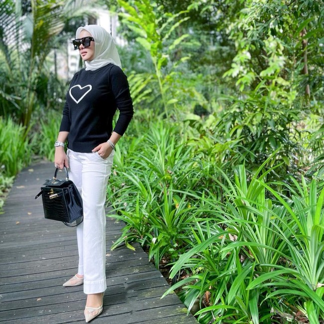 Kembali menenteng tas Hermes seharga lebih dari Rp 1 miliar yang tampak dibiarkan terbuka, Syahrini kembali mendapat komentar soal tubuhnya yang semakin langsing. “Charming Always!!! Makin langsing, syhantiikkk... MasyaaAllah!” tulis Zeda Salim di kolom komentar Instagram Syahrini. Foto: Instagram Syahrini