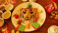 Tak tanggung-tanggung Chef Shifu Chan Wah, di Imlek kali ini masakan yang dibuat memilki kreasi otentik yang luar biasa dengan cita rasa hidangan kekaisaran, salah satunya Yee Sang.