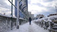 Seorang warga menembus jalanan bersalju di Istanbul, Turki (25/1/2022). (AP Photo/Emrah Gurel)