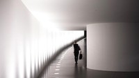 Perempuan menyusuri terowongan yang menghubungkan dua gedung di Berlin, Jerman, (26/1/2022). Semakin beranjak dewasa, terkadang tak terasa semakin banyak kegiatan seperti bekerja dan kehidupan keluarga yang menguras mental dari waktu ke waktu. Memiliki waktu sendiri tidak ada salahnya untuk mengurangi tingkat kelelahan. (AP Photo/Markus Schreiber)