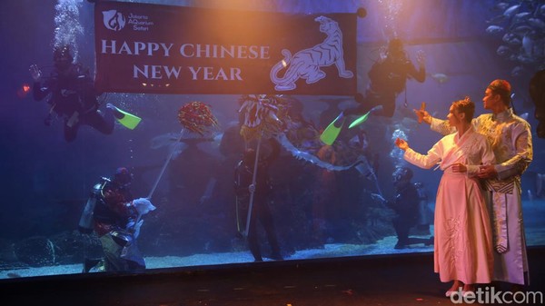 Atraksi menampilkan liong (naga) berserta putri duyung di dalam akuarium.