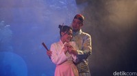 Ya, semua atraksi dibungkus dalam satu pertunjukkan mini opera.