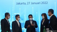 Direktur Utama Bank Mandiri Darmawan Junaidi (tengah) berbincang dengan Wakil Direktur Utama Alexandra Askandar (kedua kanan), Direktur Keuangan dan Strategi Sigit Prastowo (kiri), Direktur Manajemen Risiko Ahmad Siddik Badruddin (kedua kiri) dan Direktur Treasury and International Banking Panji Irawan (kanan) saat paparan kinerja kuartal IV/2021 PT Bank Mandiri (Persero) Tbk. (BMRI) di Jakarta, Kamis (27/1/2022).  
