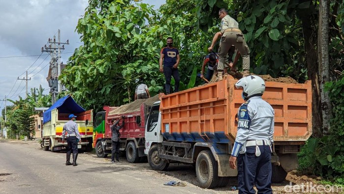 Truk muat tambang pasir di Ponorogo
