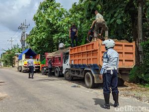 Truk Pasir di Ponorogo yang Kelebihan Muatan Terjaring Operasi dan Ditilang