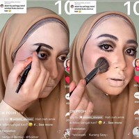 Pakai eyeshadow 10 layer. Eyeliner juga tebal dan maskara 10 layer seperti bulu mata palsu. Bedak pun kita pakai 10 layer. Kita tambah shading powder dan blush on ppakai lagi 10 layer. Highlighter kita pakai 10 layer biar orang sudah dari jauh melihat kita sudah bersinar-sinar. Kemudian blend dengan brush. Lalu lipstick 10 layer. Makeup tebal siap, tambahnya. Foto: Dok. Tangkapan layar akun TikTok @cikpeohh_.