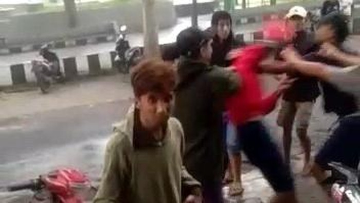 viral pemuda bawa senjata seperti pistol