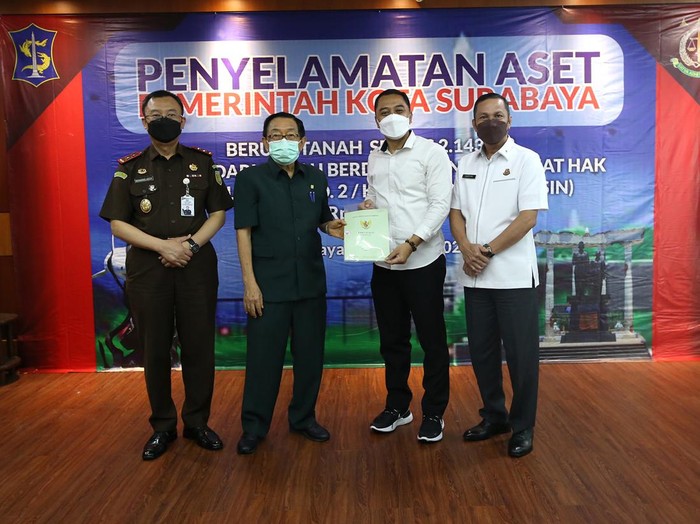 Wali Kota Eri Cahyadi menerima kembali aset Surabaya yang hilang