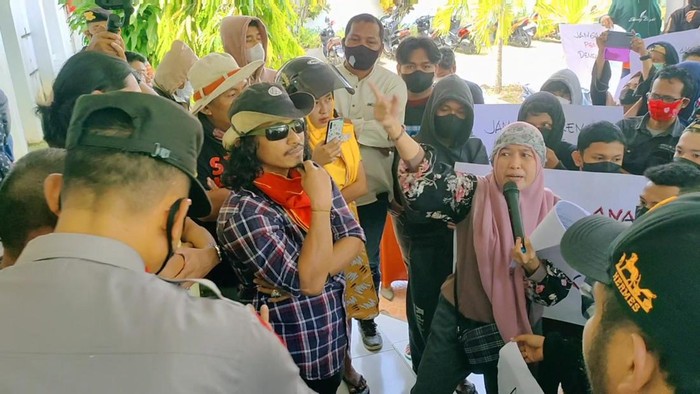 Warga Bone protes soal edaran vaksin anak.